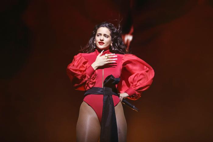 Rosalía, al borde de las lágrimas en su regreso a Barcelona