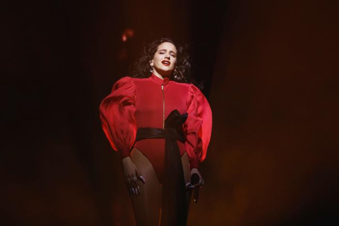 Rosalía, al borde de las lágrimas en su regreso a Barcelona