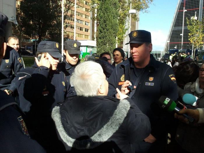 Detenida una activista de la plataforma Afectados por la Hipoteca al no identificarse ante la Policía (FOTOS)