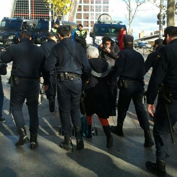 Detenida una activista de la plataforma Afectados por la Hipoteca al no identificarse ante la Policía (FOTOS)