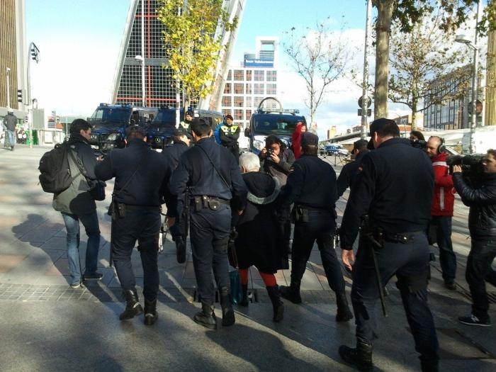 Detenida una activista de la plataforma Afectados por la Hipoteca al no identificarse ante la Policía (FOTOS)