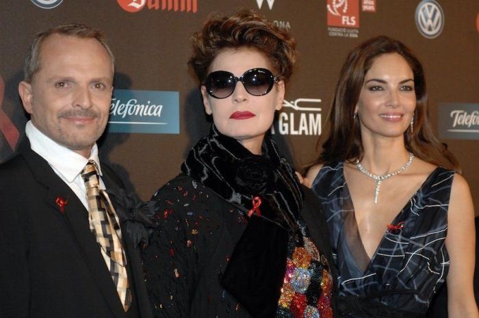 De gala con lazo rojo: Miguel Bosé y Eugenia Silva, anfitriones de un acto contra el Sida (FOTOS)