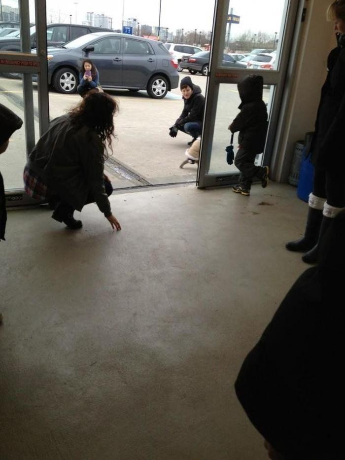 El mono que fue a Ikea con un abrigo: el desconcertante #ikeamonkey que triunfa en las redes sociales (FOTOS)