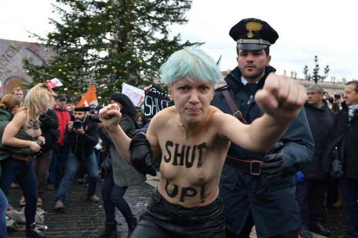 Una plataforma de Parla insta a llamar a Ignacio González y decirle "mi salud no se vende"