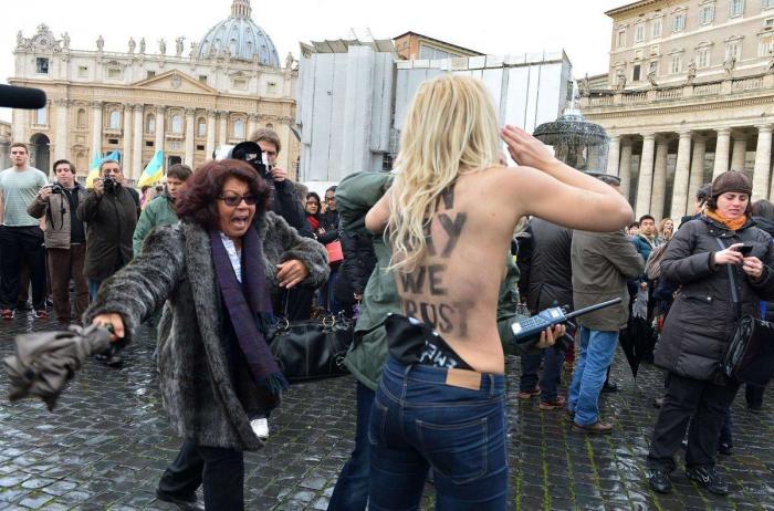 Una plataforma de Parla insta a llamar a Ignacio González y decirle "mi salud no se vende"