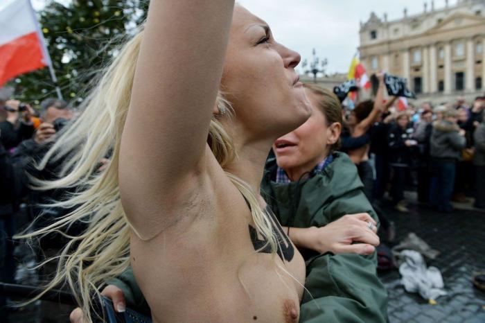 Una plataforma de Parla insta a llamar a Ignacio González y decirle "mi salud no se vende"