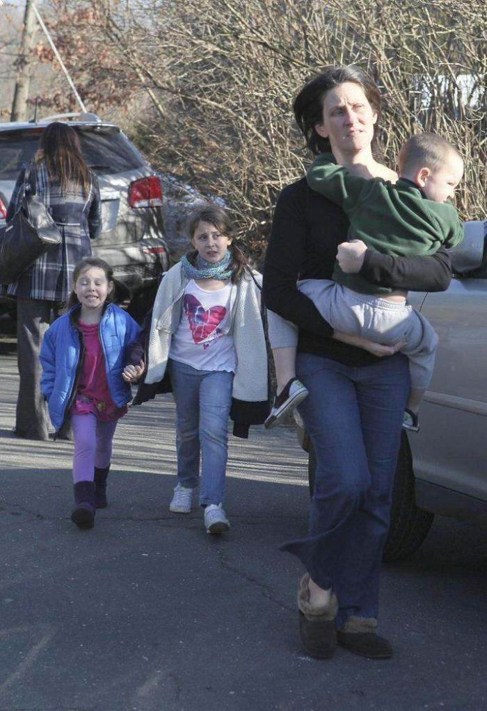 Una profesora de la escuela de Connecticut: "No pensaba que fuéramos a sobrevivir"