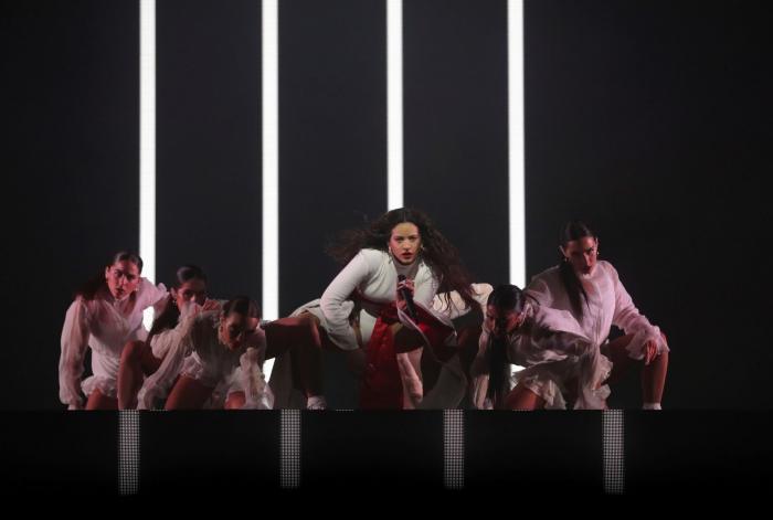 Los fans del cantante de 'La ruleta de la suerte' auguran su futuro tras su respuesta a un tuit