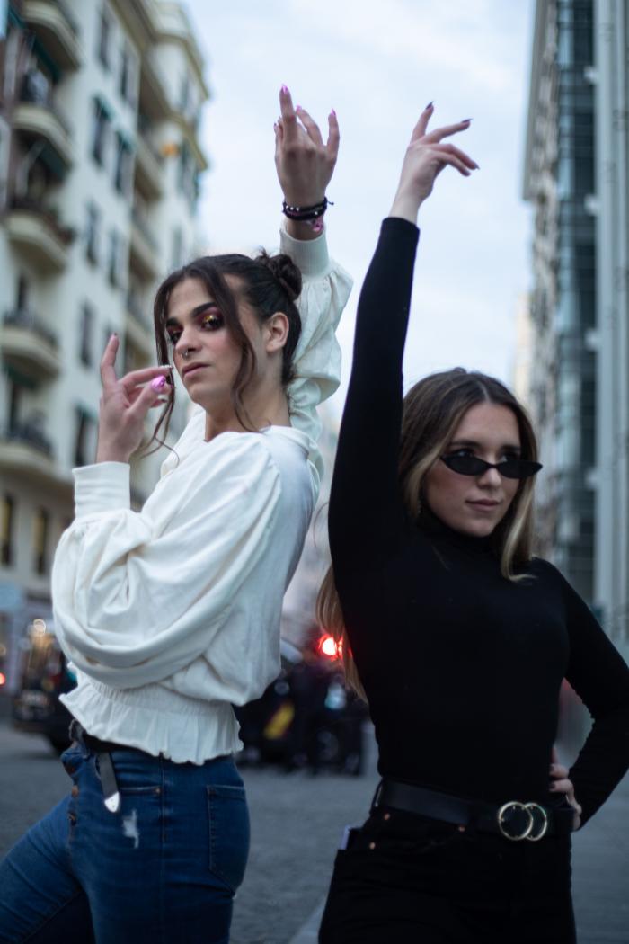 Rosalía dispara el contador de 'me gustas' con unas fotos desnuda en la cama