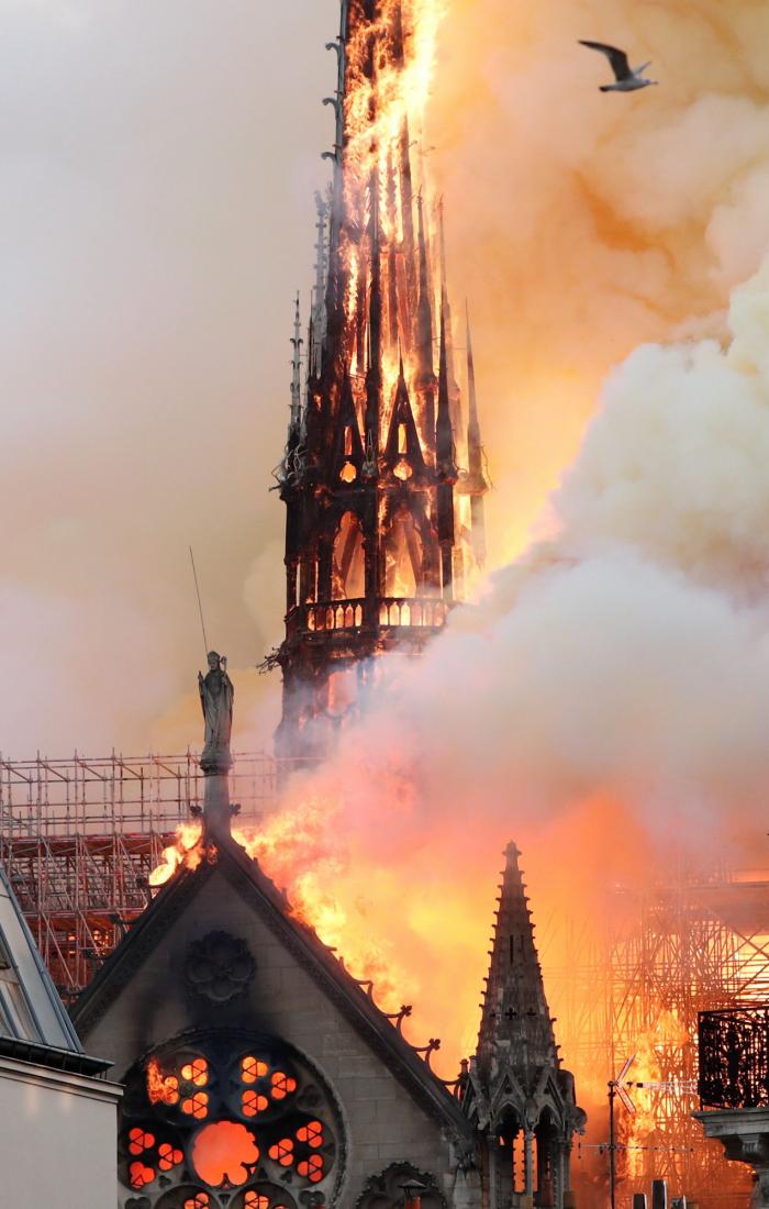 VÍDEO: Decenas de personas entonan el 'Ave María' mientras ven arder Notre Dame