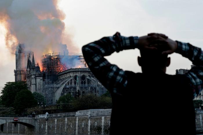 VÍDEO: Decenas de personas entonan el 'Ave María' mientras ven arder Notre Dame