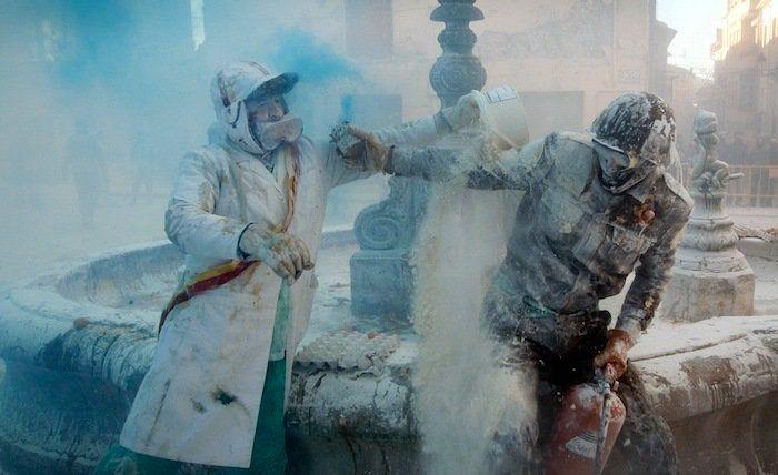 Los Enharinados: batalla de harina en Ibi como "golpe civil" cada 28 de diciembre (FOTOS)