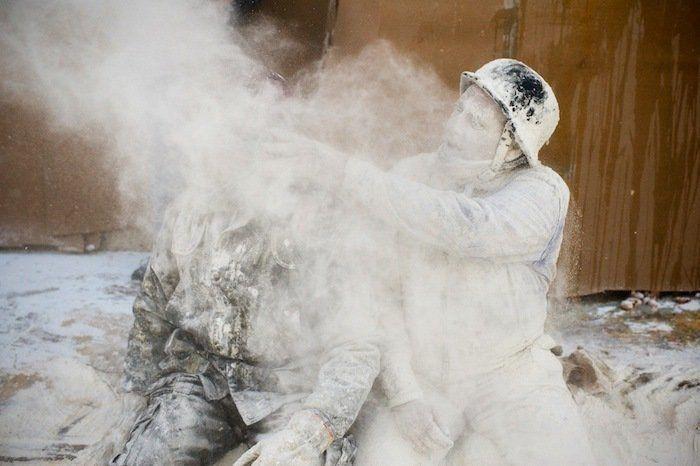 Los Enharinados: batalla de harina en Ibi como "golpe civil" cada 28 de diciembre (FOTOS)