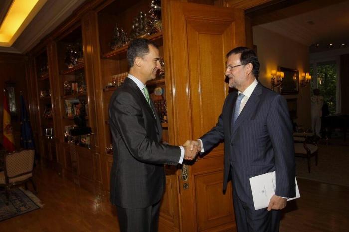 El nuevo-viejo despacho del rey: Una copa del mundo, un barco de papel y fotos (FOTO INTERACTIVA)