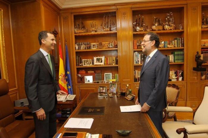 El nuevo-viejo despacho del rey: Una copa del mundo, un barco de papel y fotos (FOTO INTERACTIVA)