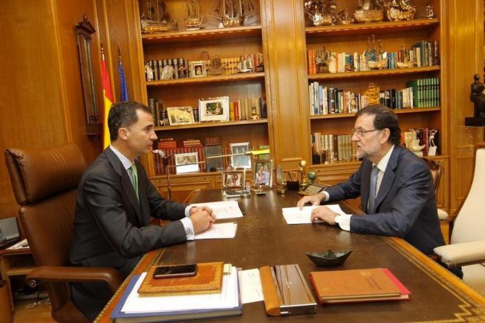 El nuevo-viejo despacho del rey: Una copa del mundo, un barco de papel y fotos (FOTO INTERACTIVA)