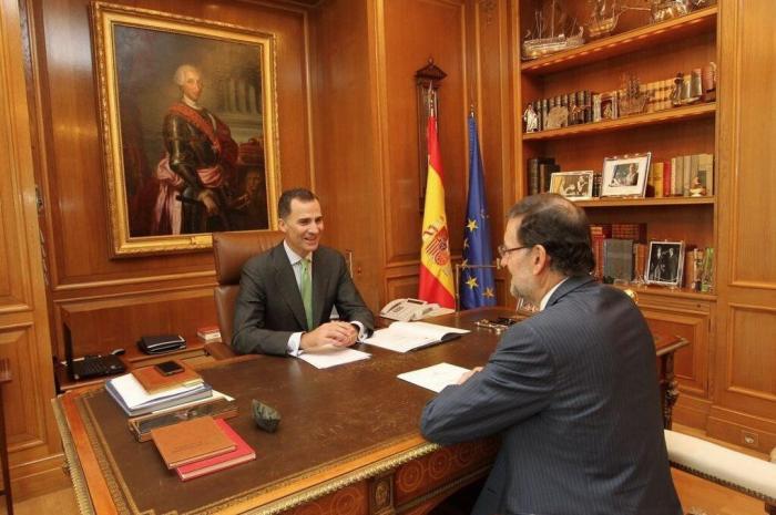 El nuevo-viejo despacho del rey: Una copa del mundo, un barco de papel y fotos (FOTO INTERACTIVA)