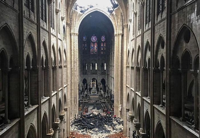 La historia tras el desolador dibujo del jorobado de Notre Dame que todos están compartiendo tras el incendio