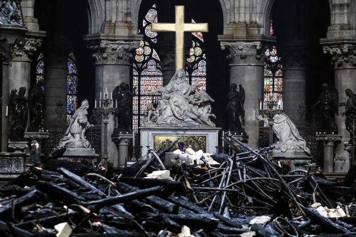 La historia tras el desolador dibujo del jorobado de Notre Dame que todos están compartiendo tras el incendio