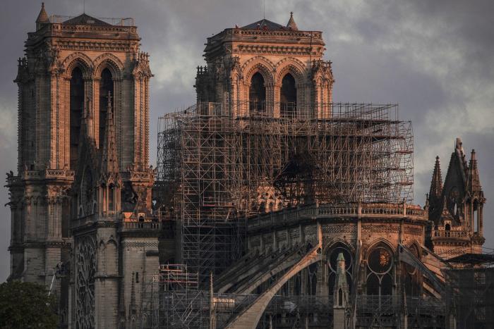 La historia tras el desolador dibujo del jorobado de Notre Dame que todos están compartiendo tras el incendio