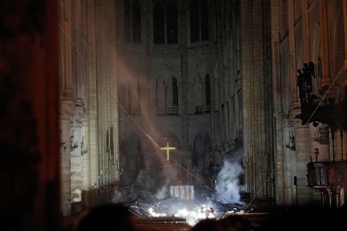 La historia tras el desolador dibujo del jorobado de Notre Dame que todos están compartiendo tras el incendio