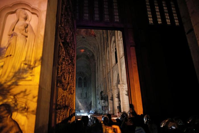 La historia tras el desolador dibujo del jorobado de Notre Dame que todos están compartiendo tras el incendio