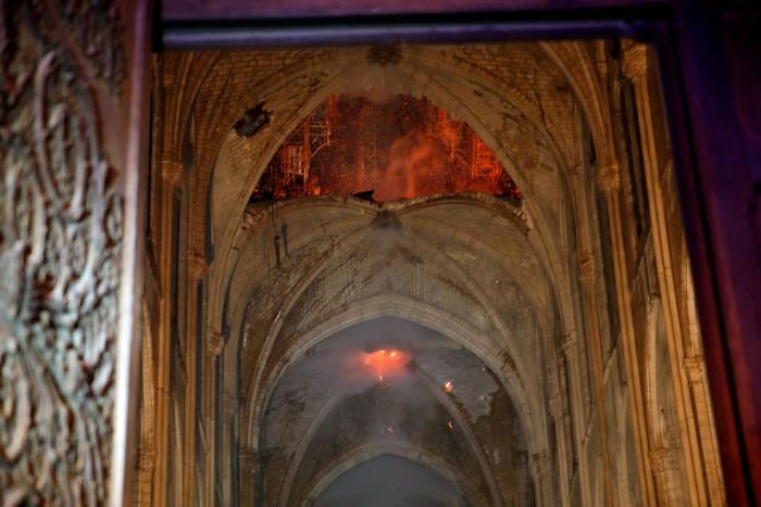 La historia tras el desolador dibujo del jorobado de Notre Dame que todos están compartiendo tras el incendio