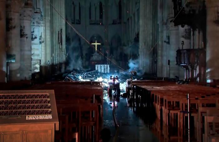 La historia tras el desolador dibujo del jorobado de Notre Dame que todos están compartiendo tras el incendio