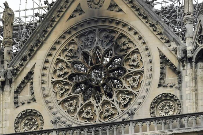 La historia tras el desolador dibujo del jorobado de Notre Dame que todos están compartiendo tras el incendio