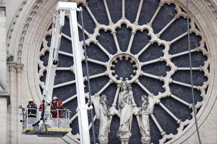 La historia tras el desolador dibujo del jorobado de Notre Dame que todos están compartiendo tras el incendio