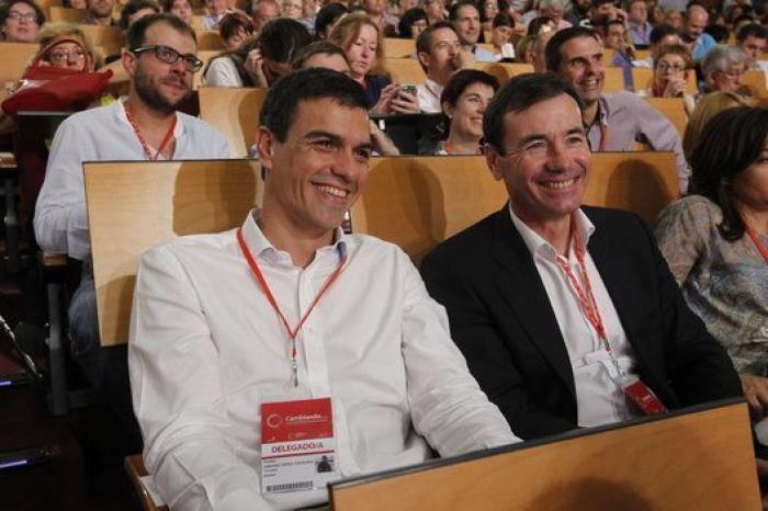 Las fotos del álbum del PSOE con las que hoy flipamos