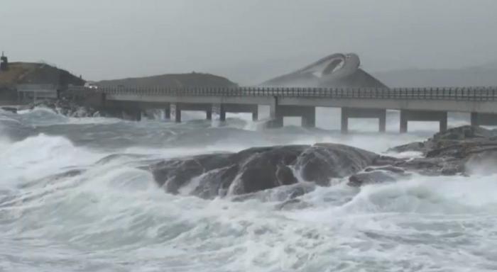Le ponen un carril bici en la puerta de casa y la 'solución' del Ayuntamiento indigna a media España