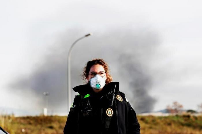 Activada la alerta por riesgo químico tras un gran incendio en una planta de residuos de Barcelona