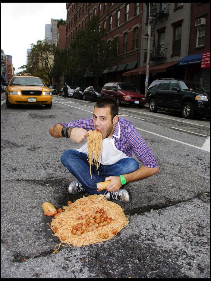 Incredulidad por cómo dibuja este operario una señal de tráfico