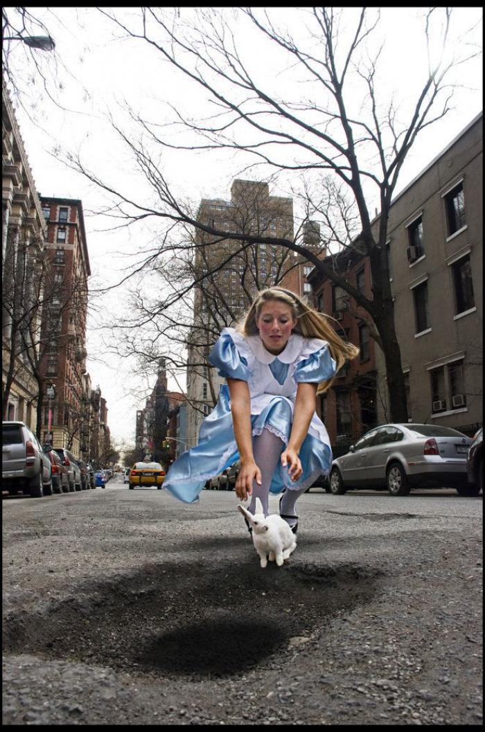 Incredulidad por cómo dibuja este operario una señal de tráfico