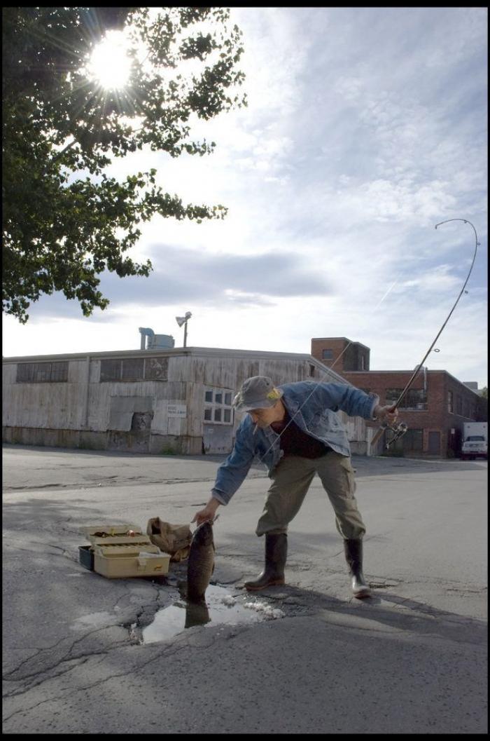 Incredulidad por cómo dibuja este operario una señal de tráfico