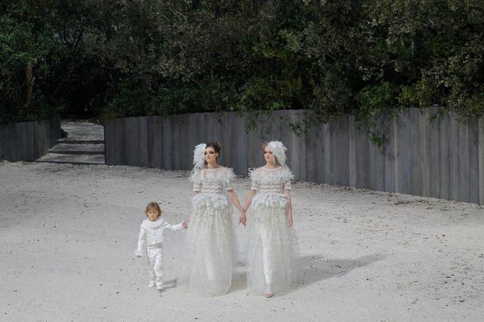Dos novias: Chanel cierra su desfile con un homenaje al matrimonio gay (FOTOS)