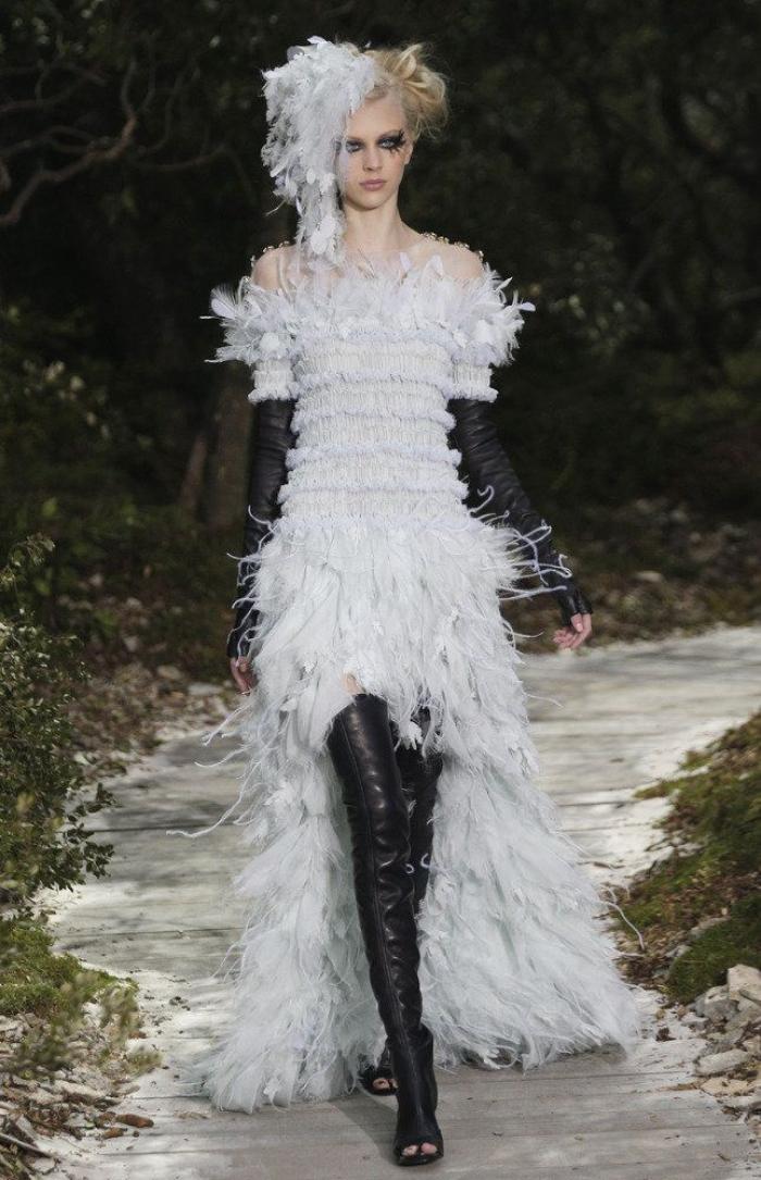 Dos novias: Chanel cierra su desfile con un homenaje al matrimonio gay (FOTOS)