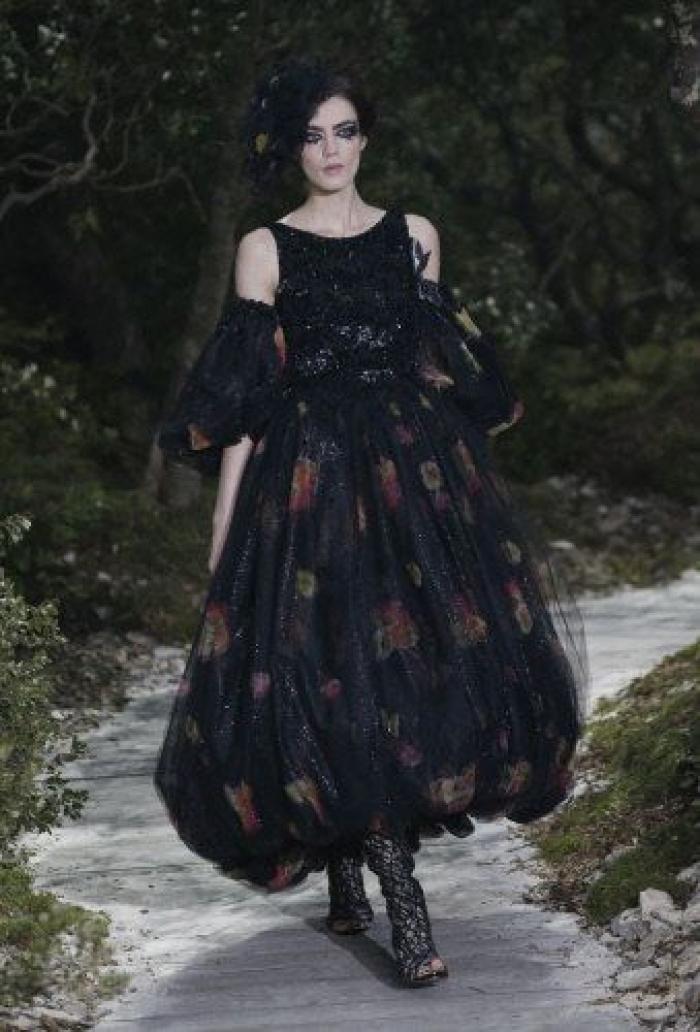 Dos novias: Chanel cierra su desfile con un homenaje al matrimonio gay (FOTOS)