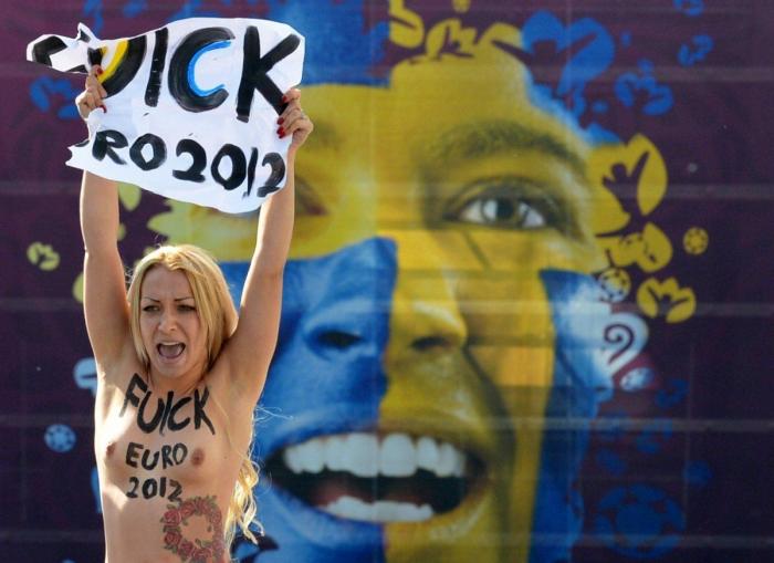 Femen en Davos: tres activistas del movimiento feminista se desnudan ante el Foro Económico Mundial (FOTOS, VÍDEO)