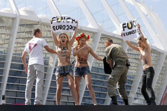 Femen en Davos: tres activistas del movimiento feminista se desnudan ante el Foro Económico Mundial (FOTOS, VÍDEO)
