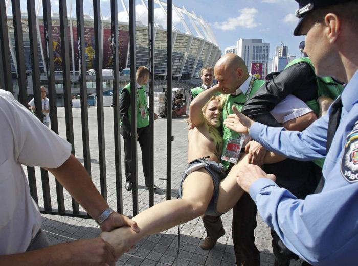Femen en Davos: tres activistas del movimiento feminista se desnudan ante el Foro Económico Mundial (FOTOS, VÍDEO)