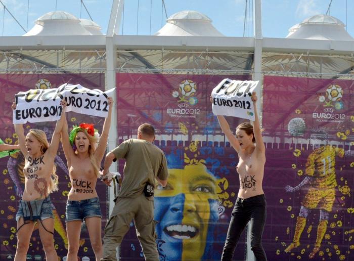 Femen en Davos: tres activistas del movimiento feminista se desnudan ante el Foro Económico Mundial (FOTOS, VÍDEO)