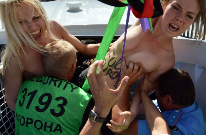 Femen en Davos: tres activistas del movimiento feminista se desnudan ante el Foro Económico Mundial (FOTOS, VÍDEO)