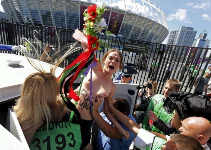 Femen en Davos: tres activistas del movimiento feminista se desnudan ante el Foro Económico Mundial (FOTOS, VÍDEO)