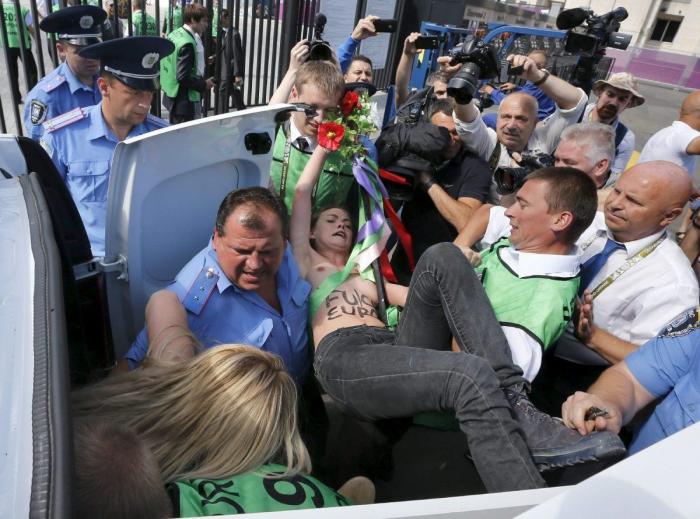 Femen en Davos: tres activistas del movimiento feminista se desnudan ante el Foro Económico Mundial (FOTOS, VÍDEO)