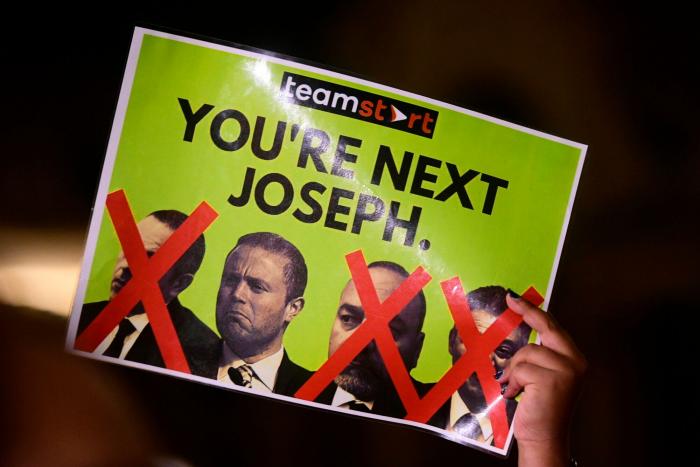 La Eurocámara pide la dimisión inmediata del primer ministro de Malta por dudas sobre la investigación del caso Caruana