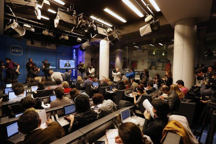 Discurso de Rajoy: Los periodistas, sin poder preguntar y viendo a Rajoy en un monitor (FOTOS, VÍDEO)