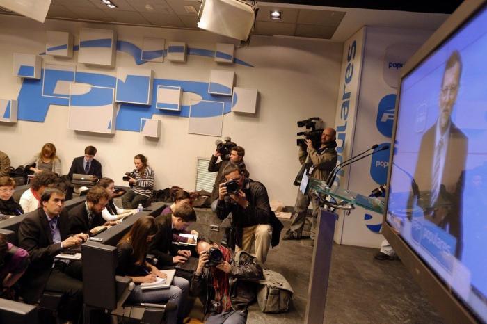 Discurso de Rajoy: Los periodistas, sin poder preguntar y viendo a Rajoy en un monitor (FOTOS, VÍDEO)