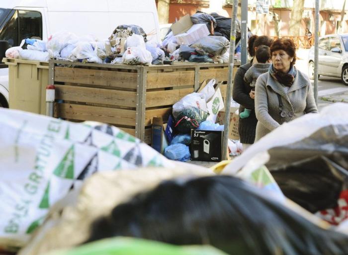 Sevilla acumula más de 5.000 toneladas de basura por la huelga de limpieza (FOTOS, TWEETS)